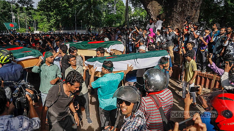 বুধবার বিকালে ঢাকা বিশ্ববিদ্যালয়ের ভিসি চত্বরের সামনে মঙ্গলবার নিহত ছয়জনের স্মরণে গায়েবানা জানাজা শেষে প্রতীকী কফিন নিয়ে মিছিল করেন কোটা সংস্কারের দাবিতে আন্দোলনরত শিক্ষার্থীরা