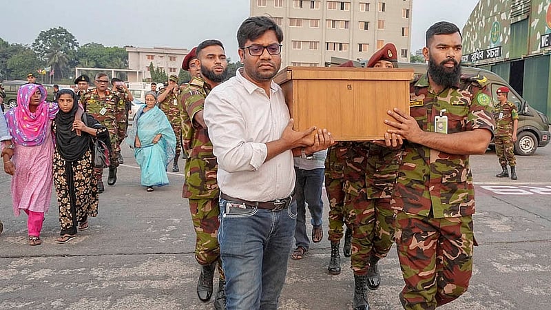 ধর্ষণের শিকার মাগুরার শিশুটির লাশ গ্রামের বাড়ি নিয়ে যেতে সম্মিলিত সামরিক হাসপাতাল (সিএমএইচ) থেকে নেওয়া হয় তেজগাঁও পুরাতন বিমানবন্দরে