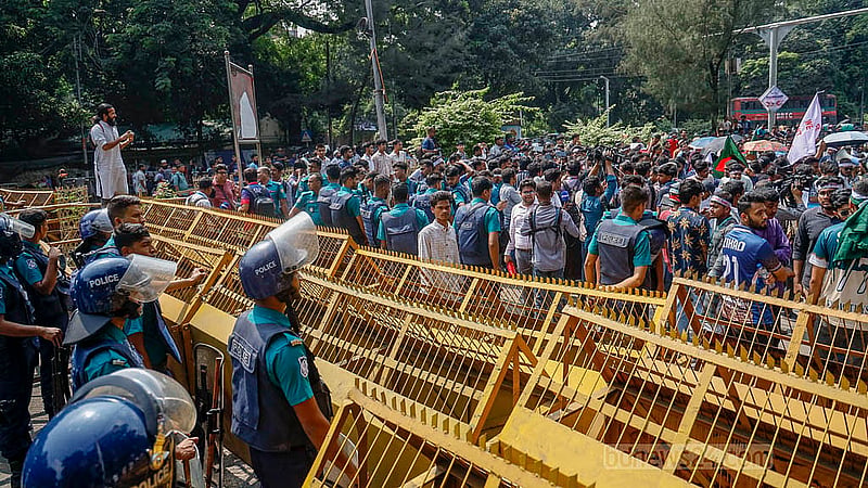 প্রস্তাবিত ঢাকা সেন্ট্রাল ইউনিভার্সিটির চূড়ান্ত অধ্যাদেশ জারিসহ চার দাবিতে সোমবার শিক্ষা ভবনের দিকে এগোতে চাইলে পুলিশি বাধার মুখে পড়েন সাত সরকারি কলেজের শিক্ষার্থীরা