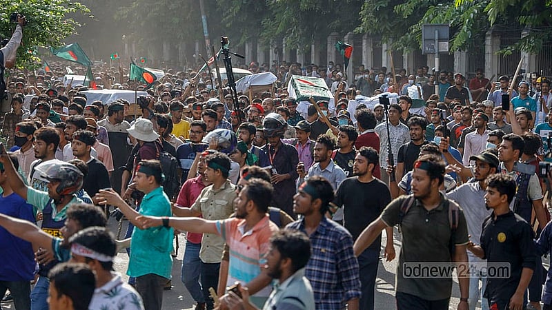 বুধবার বিকালে ঢাকা বিশ্ববিদ্যালয়ের ভিসি চত্বরের সামনে মঙ্গলবার নিহত ছয়জনের স্মরণে গায়েবানা জানাজা শেষে প্রতীকী কফিন নিয়ে মিছিল করেন কোটা সংস্কারের দাবিতে আন্দোলনরত শিক্ষার্থীরা