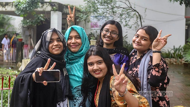 এসএসসি পরীক্ষার ফল প্রকাশের পর শিক্ষককে ঘিরে মতিঝিল সরকারি বালিকা উচ্চ বিদ্যালয়ের শিক্ষার্থীদের উল্লাস