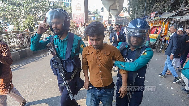 প্রাথমিক বিদ্যালয়ের সহকারী শিক্ষক পদে বাতিল হওয়া নিয়োগ ফিরে পাওয়ার দাবিতে সোমবার শাহবাগে চাকরিপ্রার্থীদের অবস্থান কর্মসূচি থেকে কয়েকজনকে আটক করে পুলিশ