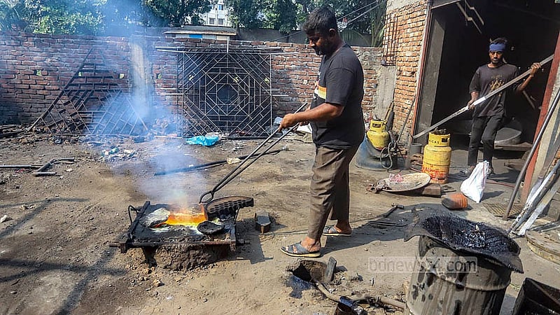 নৌযানের প্রপেলার তৈরির জন্য ব্যবহার করা হয় পিতল। খরচ কমাতে অনেকেই আবার লোহা দিয়ে তৈরি করেন এগুলো। একটি কারখানায় প্রপেলার তৈরির জন্য পিতল গলানো হচ্ছে