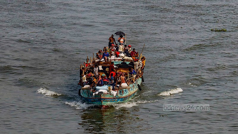 ঢাকার পোস্তাগোলা সেতুর উপর দাঁড়ালে ট্রলারে করে গরু নিয়ে যাওয়ার দৃশ্য চোখে পড়ে