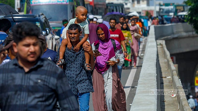 চাকরিতে কোটা সংস্কারের দাবিতে বুধবার আন্দোলনকারীরা ফার্মগেটে এলিভেটেড এক্সপ্রেসওয়ের পথ বন্ধ করে দিলে সন্তানকে কাঁধে নিয়ে রোদের মধ্যে হেঁটে চলছেন এক ব্যক্তি