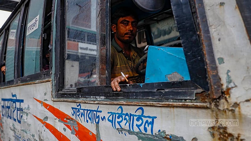 এক হাত বাসের স্টিয়ারিংয়ে, সিগারেট ধরা অন্য হাতটি জানালার বাইরে রেখেছেন লাব্বাইক বাসের চালক। চলন্ত বাসে প্রতিনিয়তই ধূমপান করছেন চালকরা