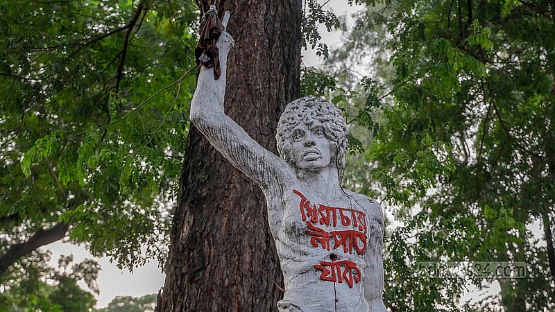 কোনোটির হাত ভাঙা, কোনোটির মুখ। ভাস্কর শামীম সিকদারের স্বাধীনতা সংগ্রামের প্রত্যেকটি ভাস্কর্য গত বছরের ৫ অগাস্ট থেকে এভাবে পড়ে আছে