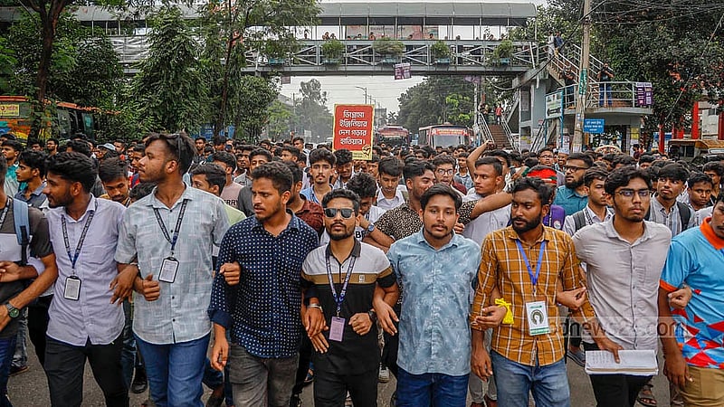 ডিপ্লোমা প্রকৌশলী ও পলিটেকনিক ইনস্টিটিউটের শিক্ষার্থীরা চার দাবিতে বুধবার সাড়ে তিন ঘণ্টা তেজগাঁওয়ে সাত রাস্তা মোড় অবরোধ করেন। দুপুর আড়াইটার দিকে তারা মিছিলের পর সড়ক ছাড়েন