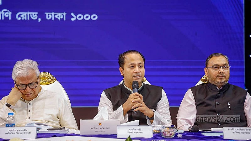 ঢাকার ওসমানী স্মৃতি মিলনায়তনে শুক্রবার বাজেটোত্তর সংবাদ সম্মেলনে সাংবাদিকদের প্রশ্নের উত্তর দেন শিক্ষামন্ত্রী মহিবুল হাসান চৌধুরী নওফেল