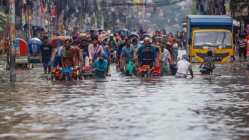 দূর থেকে দেখলে মনে হতে পারে বন্যাদুর্গত কোনো এলাকার চিত্র; শুক্রবারের তুমুল বৃষ্টিতে ঢাকার গ্রিন রোডে এমন পরিস্থিতি তৈরি হয়