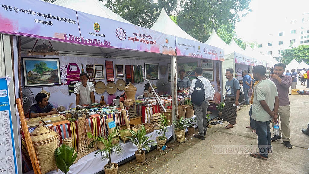 বাংলা একাডেমি প্রাঙ্গণে ‘সকল জাতিগোষ্ঠীর সাংস্কৃতিক ঐতিহ্যের প্রদর্শনী’ ঘুরে দেখছেন দর্শনার্থীরা। প্রদর্শনী চলবে মঙ্গলবার পর্যন্ত
