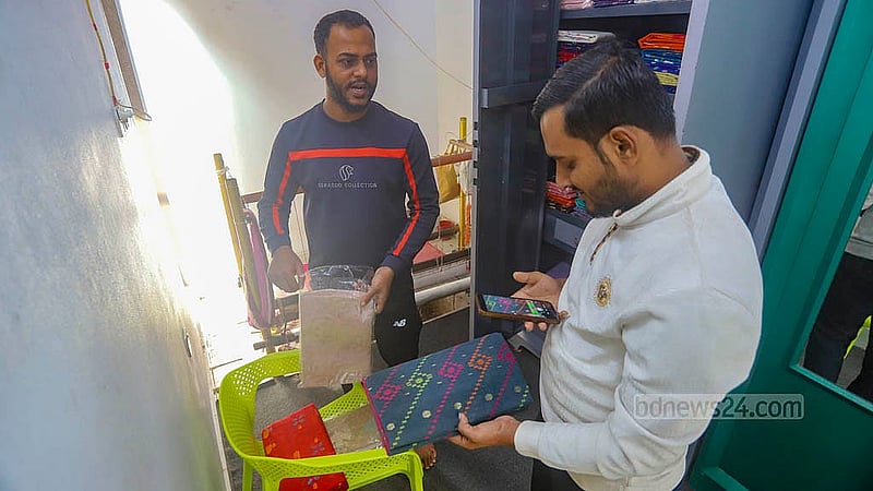 নারায়ণগঞ্জের রূপগঞ্জের জামদানিপল্লি থেকে অনালাইনে বিক্রির জন্য শাড়ি কিনতে এসেছেন এক বিক্রেতা