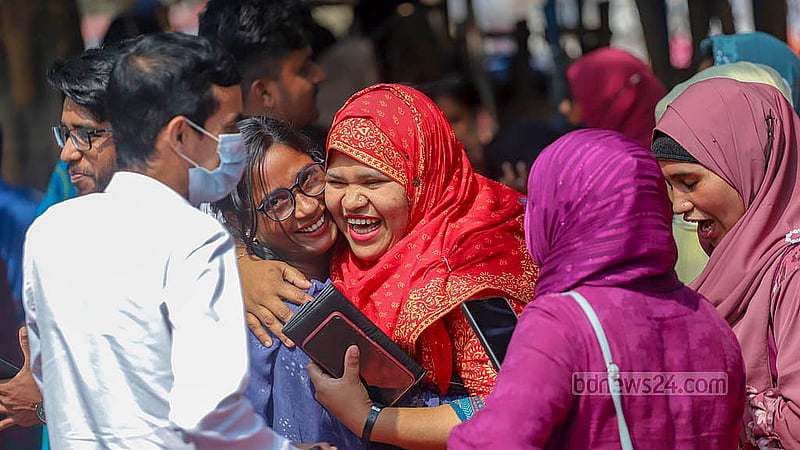 হাই কোর্টের দেওয়া রায় আপিল বিভাগে স্থগিত হওয়ার খবরে আনন্দে একে অপরকে জড়িয়ে ধরেন আন্দোলন চালিয়ে আসা নিয়োগপ্রার্থীরা