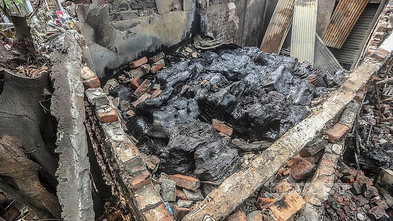 রাজধানীর খিলগাঁওয়ে শুক্রবার একটি রাবারের দোকান থেকে আগুন লাগে বলে স্থানীয়রা দাবি করলেও ফায়ার সার্ভিস অগ্নিকাণ্ডের কারণ ও ক্ষয়ক্ষতি ব্যাপারে এখনও কিছু জানায়নি