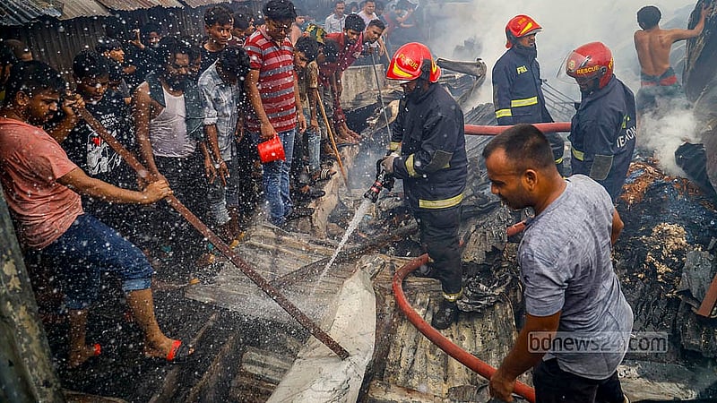 ঢাকার মহাখালীর সাততলা বস্তিতে বুধবার আগুন লাগার পর ফায়ার সার্ভিসের কর্মীদের সঙ্গে আগুন নিয়ন্ত্রণে সাহায্য করেন স্থানীয়রাও