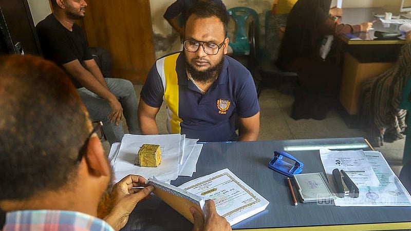 ডিএসসিসির ৫০ নম্বর ওয়ার্ড অফিসে ওয়ারিশ সনদ নিতে শেখপাড়া থেকে এসেছেন আবুল হাসনাত। দ্রুত প্রত্যয়ন পেয়ে উচ্ছ্বাস প্রকাশ করেন তিনি