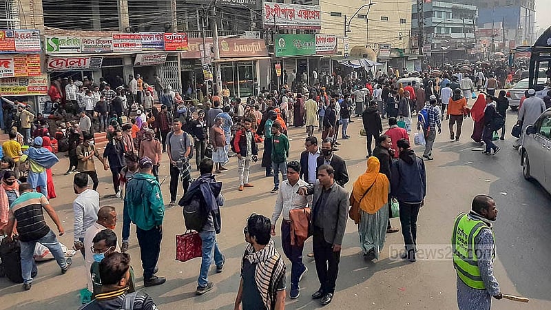 ঢাকার ধোলাইপাড় এলাকায় বাসের টিকেটে জন্য কাউন্টারের সামনে যাত্রীদের অপেক্ষা