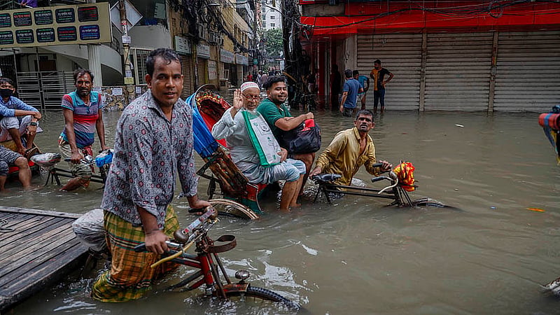 টানা বৃষ্টিতে ঢাকার গ্রিন রোডে শুক্রবারের জলাবদ্ধতায় রিকশাও ডুবে যাওয়ার হাল; যাত্রীরা কোনোমতে রিকশায় উঠলেও জলজট থেকে রেহাই পেতে পা তুলে রাখেন