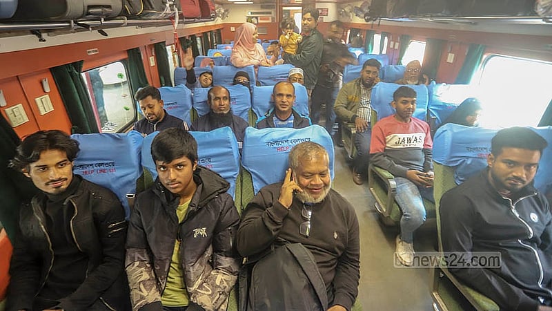 উদ্বোধনের প্রথমদিন জাহানাবাদ এক্সপ্রেস/রূপসী বাংলা এক্সপ্রেস ট্রেনে উচ্ছ্বসিত যাত্রীরা
