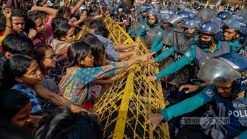 কেন্দ্রীয় শহীদ মিনার থেকে সোমবার দুপুরে ‘ধর্ষণ ও নিপীড়নের বিরুদ্ধে বাংলাদেশ’ ব্যানারে স্বরাষ্ট্র মন্ত্রণালয়ের দিকে যাওয়ার পথে শিক্ষা ভবনের সামনে পদযাত্রায় বাধা দেয় পুলিশ