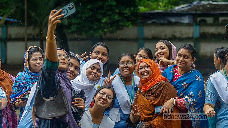 মাধ্যমিকের ফল প্রকাশের পর ভিকারুননিসা নূন স্কুল এন্ড কলেজের শিক্ষার্থী ও অভিভাবকদের উচ্ছ্বাস