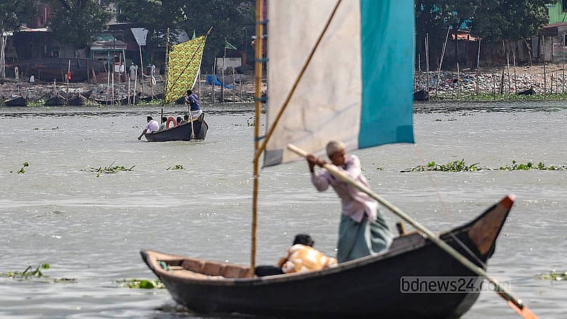 বর্ষা মৌসুমে ঢাকার বুড়িগঙ্গা নদীতে এখন পানি বেড়েছে, পানির চেহারাও এখন স্বাভাবিক। ভরা নদীতে এখন চলাচল করছে পালতোলা ডিঙি নৌকা