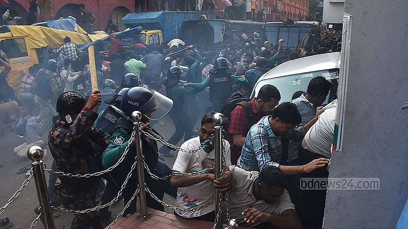 বাংলাদেশ সম্মিলিত সনাতনী জাগরণ জোটের মুখপাত্র চিন্ময় কৃষ্ণ দাশকে কারাগারে পাঠানোর আদেশের পর প্রিজন ভ্যান আটকে সনাতন সম্প্রদায় বিক্ষোভ করলে আইনশৃংখলা বাহিনীর সাথে সংঘর্ষ বাঁধে
