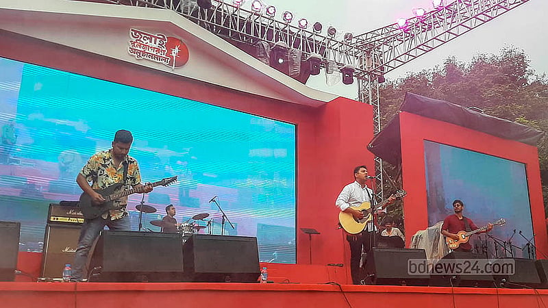 জুলাই গণঅভ্যুত্থান দিবস উদযাপনে মঙ্গলবার ঢাকার মানিক মিয়া অ্যাভিনিউয়ে সংগীত পরিবেশন করেন শিল্পীরা