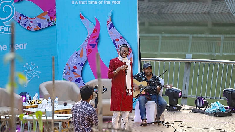 ঢাকার গুলশানে বিচারপতি শাহাবুদ্দিন পার্কে ‘ফান ফেয়ারে' উন্মুক্ত মঞ্চে দর্শনার্থীদের গান-আড্ডার সুযোগও রাখা হয়