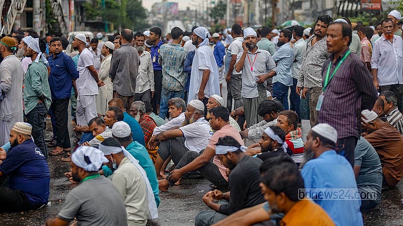 ঢাকার বনানীতে বিআরটিএ কার্যালয়ের সামনে রোববার ‘শুয়ে-বসে’ সড়ক অবরোধ করে রাখেন সিএনজিচালিত অটোরিকশা চালকরা। তারা বিআরটিএ কার্যালয়ের ফটকও আটকে রাখেন