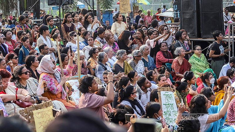 রাজধানীর মানিক মিয়া অ্যাভিনিউয়ে শুক্রবার ‘নারীর ডাকে মৈত্রী যাত্রা’ কর্মসূচিতে নারী, শ্রমিক, শিক্ষার্থী, শিক্ষক ও বিভিন্ন শ্রেণি-পেশার মানুষ অংশ নেন