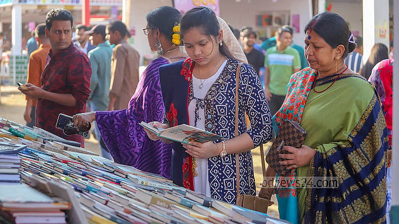 একুশে বই মেলার সোহরাওয়ার্দী উদ্যান প্রাঙ্গণের বিভিন্ন স্টল ঘুরে বই দেখছেন দর্শনার্থীরা