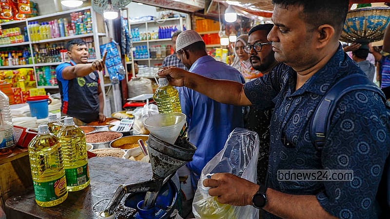 ঢাকার কারওয়ান বাজারে দোকান থেকে একজন শুধু এক বোতল যেকোনো ধরনের তেল কিনতে পারছেন। দোকানিরা বলছেন, এটি নির্ধারণ করে দেওয়া হয়েছে