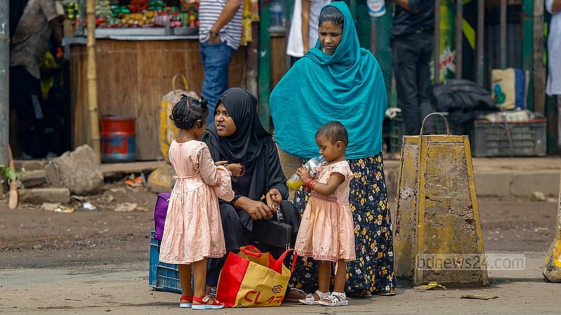 কোরবানির ঈদে বাড়ি যেতে বৃহস্পতিবার দুপুরে দুই সন্তানকে নিয়ে মহাখালী বাস টার্মিনালে এসে বাসের অপেক্ষায় এক নারী