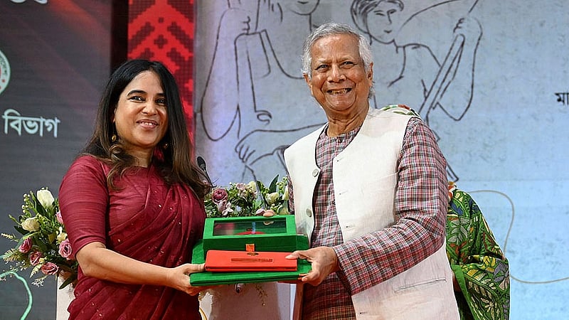 বিজ্ঞান ও প্রযুক্তিতে অবদানের জন্য মরণোত্তর স্বাধীনতা পুরস্কারপ্রাপ্ত জামাল নজরুল ইসলামের পক্ষে পদক নেন তার কন্যা সাদাফ সাজ সিদ্দিকী