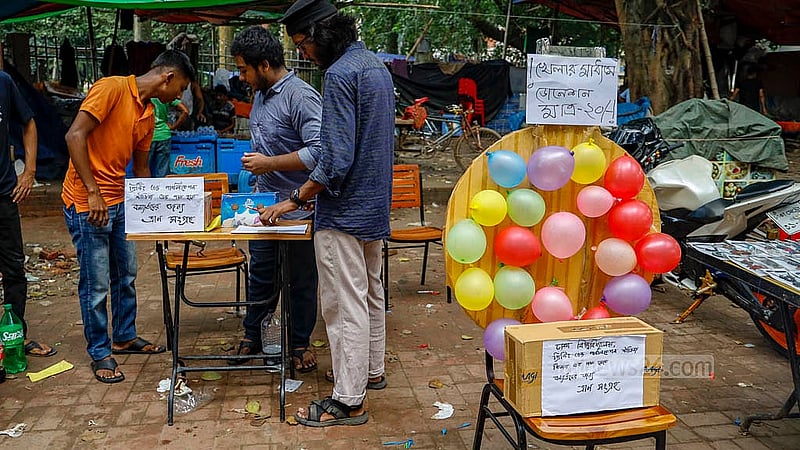 খেলার ছলেও ত্রাণ সংগ্রহ করছেন শিক্ষার্থীরা। ডার্ট দিয়ে একটি বেলুন ফাটিয়ে যে কেউ দিতে পারবে সহায়তা। সোহরাওয়ার্দী উদ্যানের গেটের বাইরে দেখা মিলল ত্রাণ সংগ্রহের এই ব্যতিক্রমী উদ্যোগের