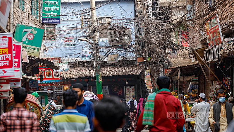 পুরান ঢাকার লালবাগের শহীদ নগরের ঘনবসতিপূর্ণ এলাকার খুঁটিগুলোর অবস্থা আরও ভয়াবহ। বিদ্যুতের এসব খুঁটিতে ইন্টারনেট ও ডিস ক্যাবল অপারেটরদের তারের জঞ্জালের কারণে নিচ দিয়ে হেঁটে যেতেও ভয় পান অনেকে