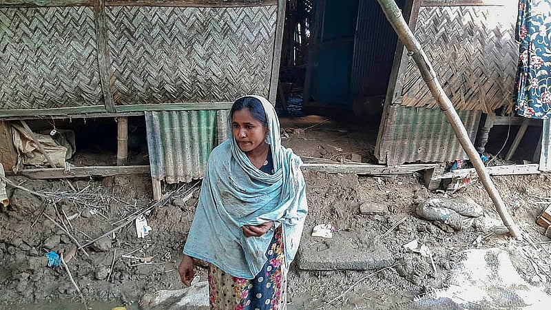 ফেনীর ফুলগাজী উপজেলার দরবারপুর ইউনিয়নের জগতপুর গ্রামে বানের পানিতে পুরোপুরি ভেঙে গেছে ঘর