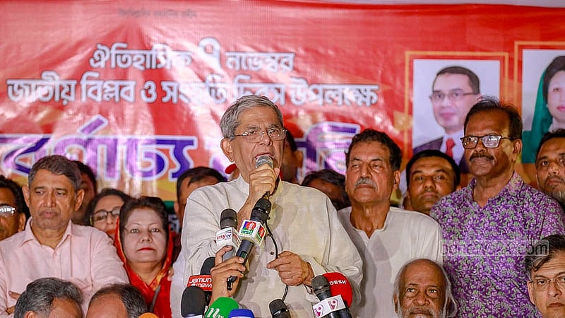 ‘জাতীয় বিপ্লব ও সংহতি দিবস’ উপলক্ষে ঢাকার মানিক মিয়া অ্যাভিনিউতে বক্তব্য দেন বিএনপির মহাসচিব মির্জা ফখরুল ইসলাম আলমগীর।