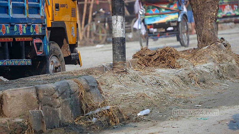 ধোলাইখাল সড়কের উপর অস্থায়ী পশুর হাট বসানোর কারণে ক্ষতিগ্রস্ত হয়েছে সড়ক বিভাজক। তাতে ঝুঁকিপর্ণ হয়ে পড়েছে বিদ্যুতের খুঁটি। একটু ঝড়-বৃষ্টিতেই উপড়ে পড়তে পারে এমন খুঁটি