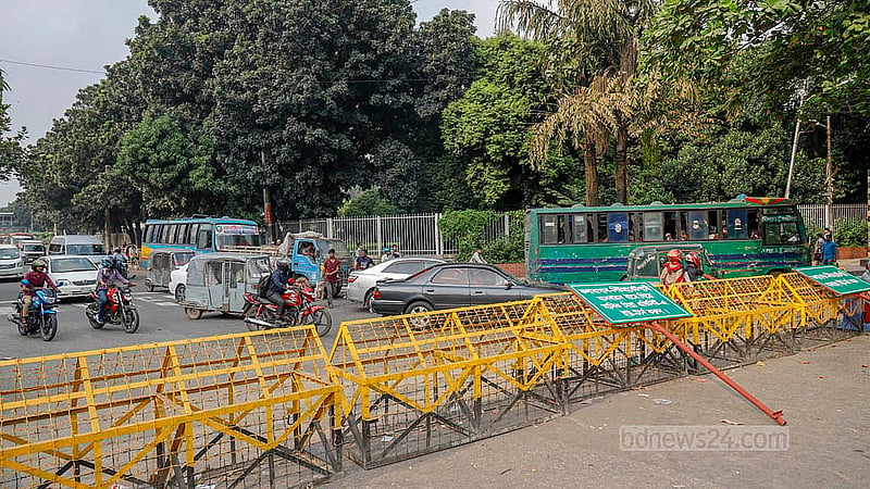 মানিক মিয়া এভিনিউয়ের চার রাস্তার মোড়ে দেওয়া হয়েছে ব্যারিকেড, দেখলে মনে হবে রাস্তা বুঝি বন্ধ। কিন্তু আসলে যানজট নিরসনে এ সড়কে ডাইভারশনের ব্যবস্থা করে দিয়েছে ট্রাফিক পুলিশ