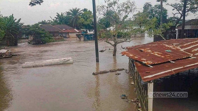 খুলনার দাকোপ উপজেলার তিলডাঙ্গা ইউনিয়নের বটবুনিয়া হরিসভা মন্দির এলাকায় ঢাকি নদীর জোয়ারের তোড়ে বেড়িবাঁধ ভেঙে তলিয়ে গেছে ছয়টি গ্রাম।