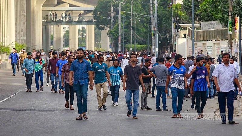 চাকরিতে কোটা বাতিলের দাবিতে সোমবার বিকালে শাহবাগ অবরোধ করলে পায়ে হেঁটে বাংলামোটরের দিকে এগোচ্ছে মানুষ