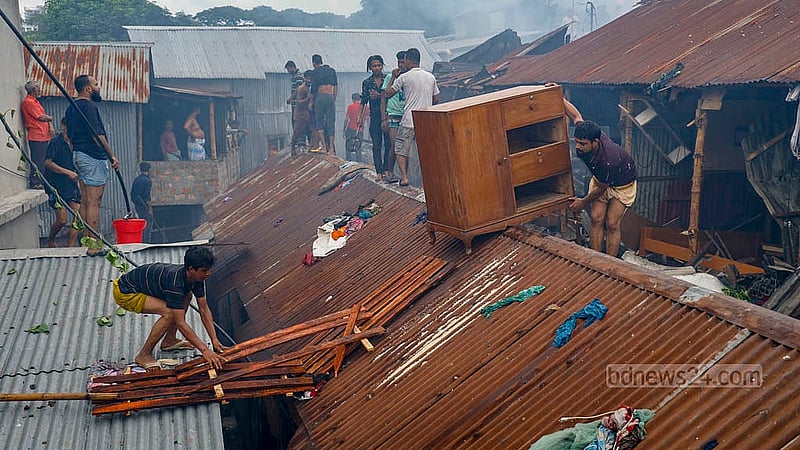 মহাখালীর সাততলা বস্তিতে আগুনে পুড়ে প্রায় সবকিছু পুড়েছে। বাকি যা আছে, তাই রক্ষার শেষ চেষ্টা করেন বাসিন্দারা