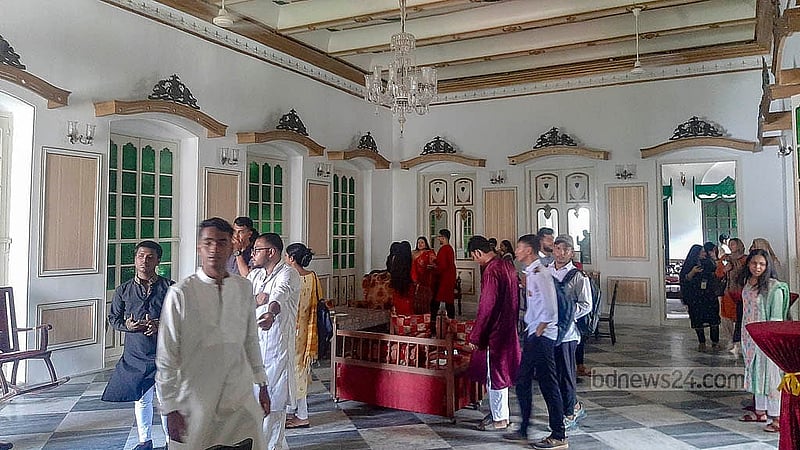 পুরান ঢাকার টিকাটুলিন কে এম দাস লেনের ঐতিহাসিক রোজ গার্ডেনের মূল ভবনের ভেতরটা ঘুরে দেখছেন দর্শনার্থীরা