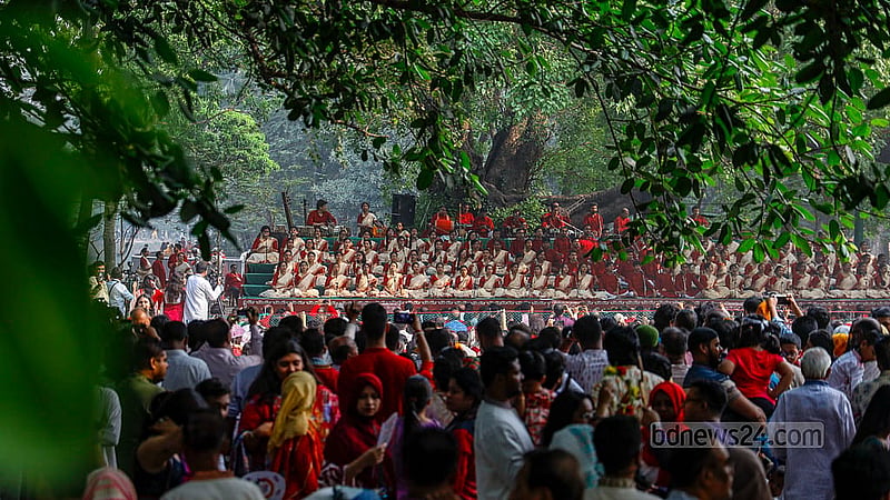 ঢাকার রমনা বটমূলে সোমবার বাংলা বর্ষবরণের অনুষ্ঠানে গান গাইছেন ছায়ানটের শিল্পীরা