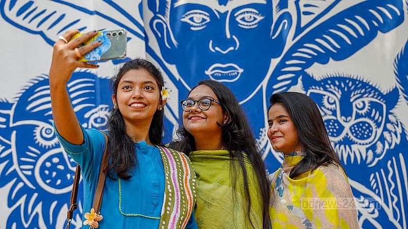 ঢাকা বিশ্ববিদ্যালয়ের চারুকলা অনুষদে রোববার শেষ সময়ের প্রস্তুতি দেখতে সেছেন অনেকে। তাদের কেউ কেউ নিজেদের ছবিও তুলছেন