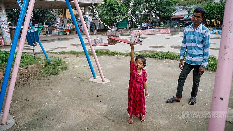 পুরান ঢাকার গেন্ডারিয়ার ধুপখোলা মাঠের পাশে শিশু পার্কে বাবার সঙ্গে এসেছে এক শিশু। দোলনায় উঠতে চাইলেও সেটি তালাবদ্ধ থাকায় তার ইচ্ছা পূরণ হয়নি