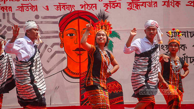 বিশ্ব আদিবাসী দিবস উপলক্ষে শনিবার কেন্দ্রীয় শহীদ মিনার প্রাঙ্গণে ‘বাংলাদেশ আদিবাসী ফোরামের’ অনুষ্ঠানে নৃত্য পরিবেশন করেন বিভিন্ন প্রান্তের ক্ষুদ্র নৃ-গোষ্ঠীরা