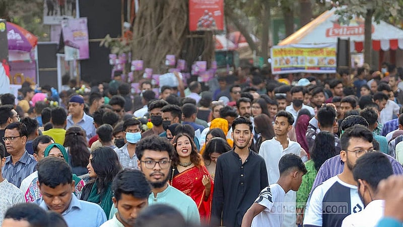 আন্তর্জাতিক মাতৃভাষা দিবসে সোহরাওয়ার্দী উদ্যানে বইমেলায় ছিল উপচে পড়া ভিড়